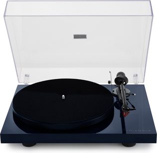 Gramofon hi-fi Triangle Lunar 3 niebieski, widok z góry, podniesiona przezroczysta pokrywa, czarny talerz, ramię odtwarzacza po prawej stronie