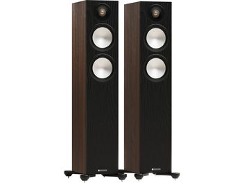 Coppia di diffusori a colonna Monitor Audio Bronze 300 7G in finitura noce, cabinet in legno marrone con venature visibili e pannello frontale nero, dotati di due woofer argentati e un tweeter dorato, posizionati su piedi a punte, vista frontale