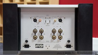 Bagpanel på en Classé Audio Omicron-forstærker med XLR- og RCA-stik, vælgere og tænd/sluk-kontakt