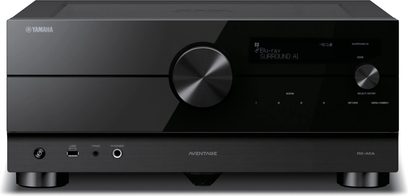 Černý AV receiver Yamaha RX-A6A, pohled zepředu, modrý displej s nápisem "Blu-ray SURROUND AI", viditelné tlačítka a konektory