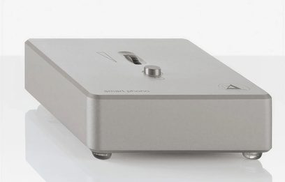 ClearAudio Smart Phono V2 sølvfarvet phono-forforstærker, set oppefra, rektangulært metalhus i sølvfarve, knap og stik