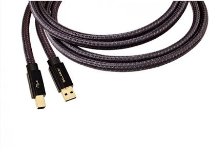 Clarus Crimson USB kabelis su paauksuotais jungtimis, juodos ir raudonos spalvos pintu apvalkalu, stačiakampiais ir cilindriniais galais