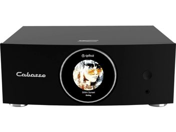Integrert hi-fi stereoforsterker Cabasse AMP 240S i satengsort aluminium, sett forfra, rektangulær front med sirkulært display i midten som viser albumcover, Cabasse-logo til venstre, rund knapp og hodetelefonutgang til høyre
