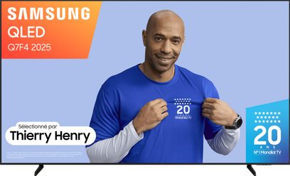 Plochý televizor Samsung QLED Q7F4 2025 s Thierrym Henrym na propagačním vizuálu na modrém pozadí