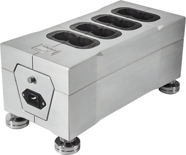 Multipresa Furutech NCF Power Vault in alluminio spazzolato argento, vista in prospettiva a tre quarti, custodia rettangolare poggiata su quattro piedi circolari metallici, dotata di sei prese Schuko nere incassate sulla parte superiore e di un pannello frontale esagonale che integra un ingresso IEC e una vite a farfalla.