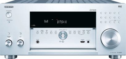 Onkyo TX-RZ810 sølvfarvet hjemmebiograf-forstærker, set forfra, display med "DTS:X", kontrolknapper og -hjul, hovedtelefonstik