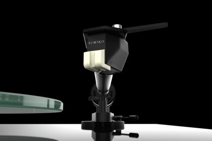 Cellula phono nera con base conica, punta bianca, braccio orizzontale, supporto circolare, piatto in vetro trasparente