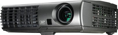 Optoma EX7155e videoprojektor, set forfra, decentraliseret linse, ventilationsgitter, infrarød sensor, mørkegrå kabinet