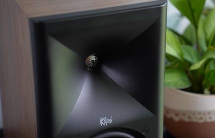 Schwarzer Klipsch-Lautsprecher in Nahaufnahme, quadratisches Horn mit zentralem Hochtöner und matter Oberfläche