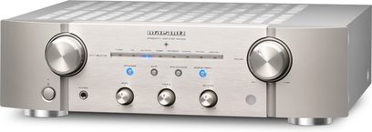 Marantz PM7005 hopeanvärinen stereo-vahvistin, etunäkymä, hopeanharmaa etupaneeli napeilla ja liitännöillä, kaksi hopeista säädintä