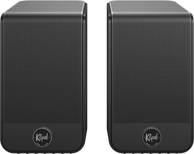 Комплект от две безжични колонки Klipsch Flexus Surr 200 в черно, компактен правоъгълен корпус от матова пластмаса с перфорирана заоблена метална решетка отгоре, кръгъл лого бадж в долната част, преден изглед