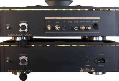 Tylny widok czarnego, metalowego odtwarzacza CD hi-fi Cayin Pearl 30C z podwójnym, nakładanym chassis z pozłacanymi akcentami, srebrnymi cylindrycznymi nóżkami oraz panelem złącz BNC, XLR, koncentrycznych i optycznych.