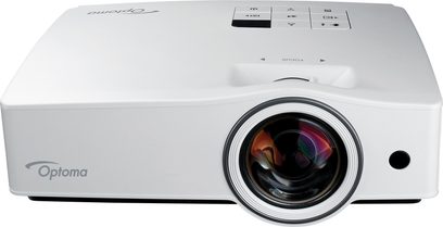 Optoma ZX210ST hvid videoprojektor, set forfra og oppefra, centreret objektiv med rund, multifarvede linse