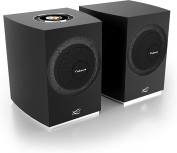 Bezdrátové připojené reproduktory Cabasse Rialto černé (pár), černý povrch, pohled zepředu a ze 3/4 zezadu, krychlový box