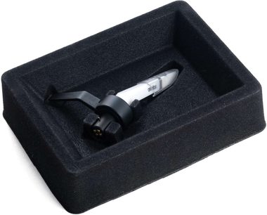 Ortofon Concorde MKII SCRATCH sort og sølvfarvet DJ-pickup i sort skumindpakning, set oppefra i nærbillede