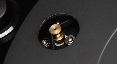 Reloop TURN3 sort pladespiller, nærbillede af tonearmen med pickup og modvægt, set ovenfra i en vinkel