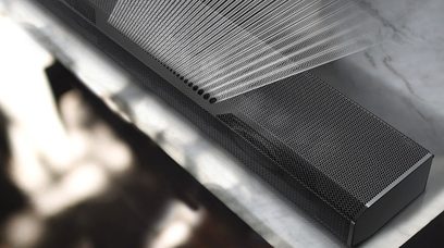 Samsung HW-Q700A/ZF soundbar, nærbillede af den perforerede metalgitterdæksel over højttaleren, i sort og grå