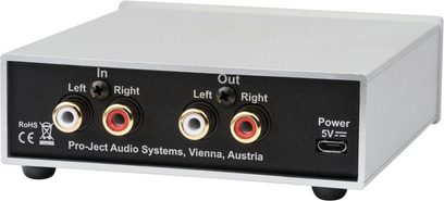 Hoogwaardige hoofdtelefoonvoorversterker Pro-Ject Head Box S2 zilver, achteraanzicht, rechthoekige zilveren behuizing, zwart paneel met 4 vergulde RCA-aansluitingen (2 ingangen, 2 uitgangen), 1 micro-USB-voedingspoort, witte opschriften