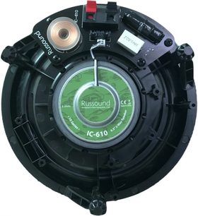 Russound IC-610 sort indbygget højttaler, set forfra, grøn gitter, hvid etiket, røde og sorte knapper