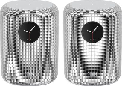 Set van 2 witte WiiM Sound connected speakers met geperforeerde voorkant, zwart rond scherm en touchbediening bovenop