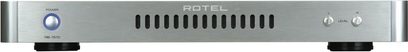 Forside af en Rotel RB-1510 hi-fi effektforstærker, 19" rack-kabinet i sølv, minimalistisk design