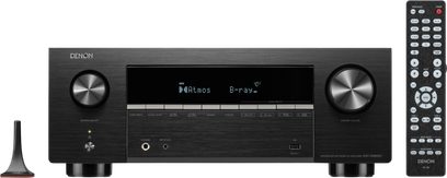 AV receiver Denon AVR-X3900H černý, pohled zepředu, s velkým centrálním displejem, dvěma otočnými ovladači a dálkovým ovladačem
