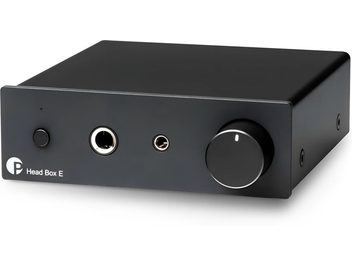 Slúchadlový predzosilňovač Pro-Ject Head Box E čierny, pohľad spredu v trojštvrťovom uhle s gombíkom hlasitosti a slúchadlovými výstupmi na prednom paneli