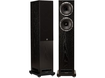 To sorte Fyne Audio F501S gulvhøjttalere i træ, set forfra, den ene med frontstof, den anden med 2 højttalere, frontporte
