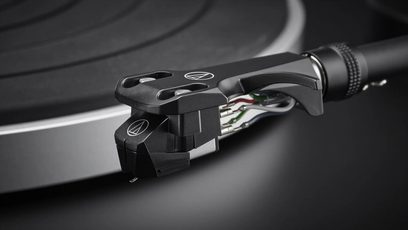 Sort Audio Technica AT-LP5X pladespiller, nærbillede i fugleperspektiv af tonearmen med pickup og nål