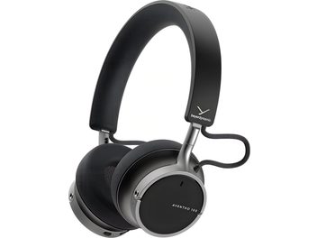 Beyerdynamic AVENTHO 100 trådløse hifi-hovedtelefoner i sort, med mat plast- og grå metalstruktur, polstrede ørepuder med sølvringe og tekstilkabel, der forbinder ørekopperne, set fra trekvart højre vinkel