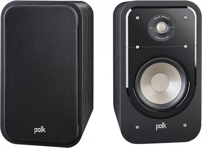 Polk Audio S20 sort bogreolhøjttaler, set forfra og fra siden, rektangulært sort kabinet, rund sølvfarvet højttaler
