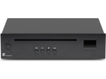 Lecteur CD haute-fidélité Pro-Ject CD Box E noir, vue frontale, boîtier rectangulaire, fente horizontale, 5 boutons circulaires, écran rectangulaire