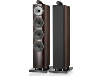 Două boxe coloane Bowers & Wilkins 702 S3 Signature din lemn lucios închis la culoare, văzute din față, cu patru difuzoare rotunde și un tweeter pe un soclu negru