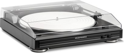 Platine vinyles Marantz TT5005 noir, vue de dessus en plongée, capot fermé transparent, bras de lecture à droite