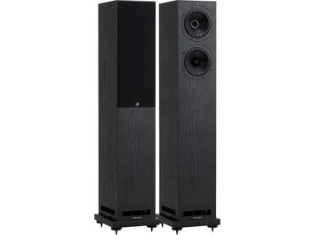 Önden hava çıkışlı, siyah ahşap efektli iki Fyne Audio F55E kule hoparlör: biri ızgaralı, diğeri çift sürücülü