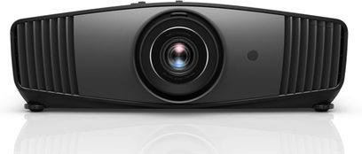 BenQ W5700 sort videoprojektor set forfra, centralt objektiv, ventilationsriste på siderne