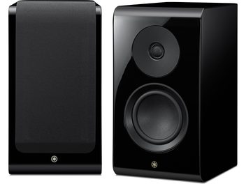 Diffusori da scaffale Yamaha NS-600A neri laccati, uno con griglia in tessuto, l’altro con tweeter e woofer a vista