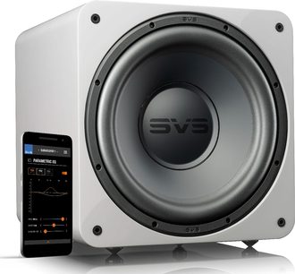 SVS SB-1000 PRO vit lackerad basförstärkare, frontvy med mobilappen för inställningar visad på en smartphone