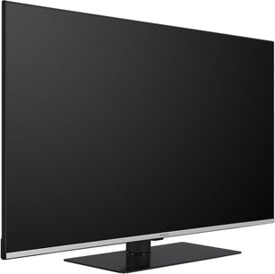 Fladskærms-TV Panasonic TX-43LX670E med rektangulært sort panel på sølvfarvet metalfod, set forfra