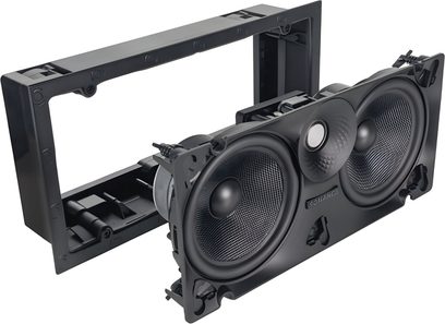 Zabudovateľný nástenný reproduktor Sonance VX66-LCR v čiernom plastovom prevedení s dvoma kruhovými reproduktormi s tkaným vzorom a centrálnym výškovým reproduktorom, zobrazený v šikmom pohľade v rámci montážneho rámu