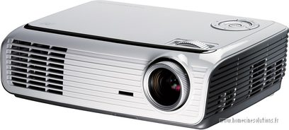 Optoma HD65 grå og sort videoprojektor, let skråt forfra, objektivet er placeret mod højre, ventilationsgitre