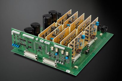Preamplificador estéreo Accuphase C-2300, vista en ángulo, placas de circuitos impresos verdes, condensadores negros, componentes electrónicos