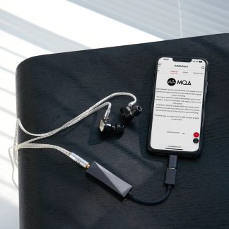 Sorte AstellKern MQA in-ear hovedtelefoner, sølvbelagt kabel, vinklet jackstik, vist med smartphone der viser beskrivelsen