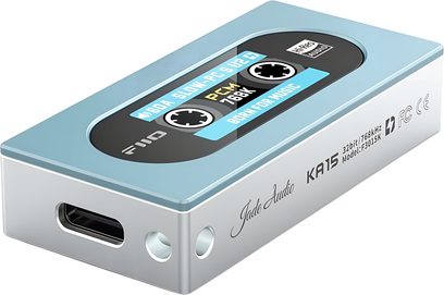 Mėlynos dangaus spalvos aliumininis nešiojamas FiiO KA15 garso keitiklis, stačiakampis nuožulniais kraštais korpusas su dekoratyvine kasetės stiliaus langu viršuje, USB-C jungtis ir dvi tvirtinimo angos priekinėje briaunoje, trijų ketvirčių perspektyvos vaizdas