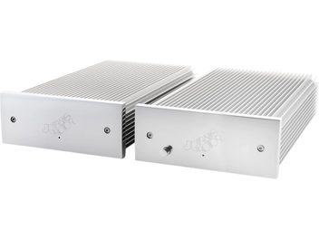 Předzesilovač gramofonu Transrotor Phono 8.2 MC v hliníkovém stříbrném provedení, dvojitý obdélníkový kryt s hladkým předním panelem a širokými chladicími žebry na horní a bočních stranách, pohled ze tří čtvrtin zepředu