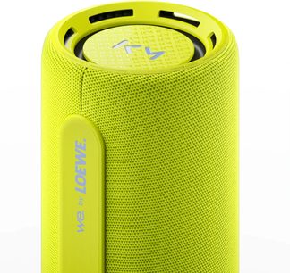 Boxă bluetooth portabilă Loewe We. HEAR pro galben fluorescent, format cilindric cu curea laterală, vedere de aproape