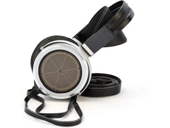 Auriculares de alta fidelidad abiertos STAX SR-009S, transductores circulares plateados, diadema y carcasas negras, cable trenzado negro, sobre fondo blanco