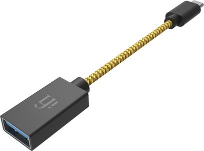 iFi Audio USB-OTG-Kabel Typ C schwarz und gold geflochten mit USB-A-Buchse-auf-USB-C-Stecker-Adapter in Schrägansicht