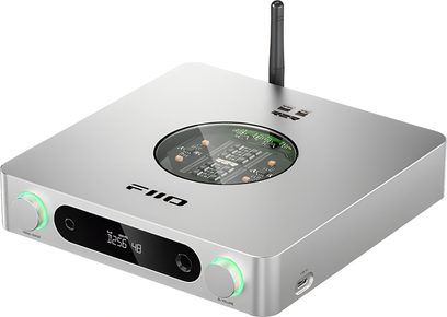 Preamplificatore per cuffie FiiO K13 R2R in alluminio argento, vista anteriore a 3/4, schermo, 2 manopole con anello verde, oblò superiore