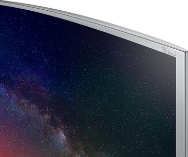 Televizor Samsung UE48JS9000, zakřivená obrazovka, tenký stříbrný rámeček, na pozadí hvězdná obloha s přechodem z tmavě modré do fialové
